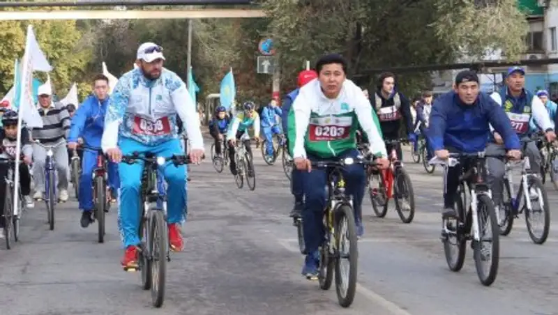 В Уральске прошел массовый велопробег «Bola­shak Bike Ride»