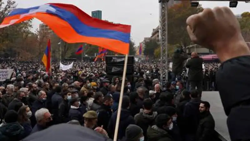 Армянская оппозиция настаивает на отмене режима военного положения