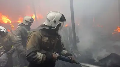 Появились подробности пожара на складе в Алматинской области, фото - Новости Zakon.kz от 09.04.2023 17:24