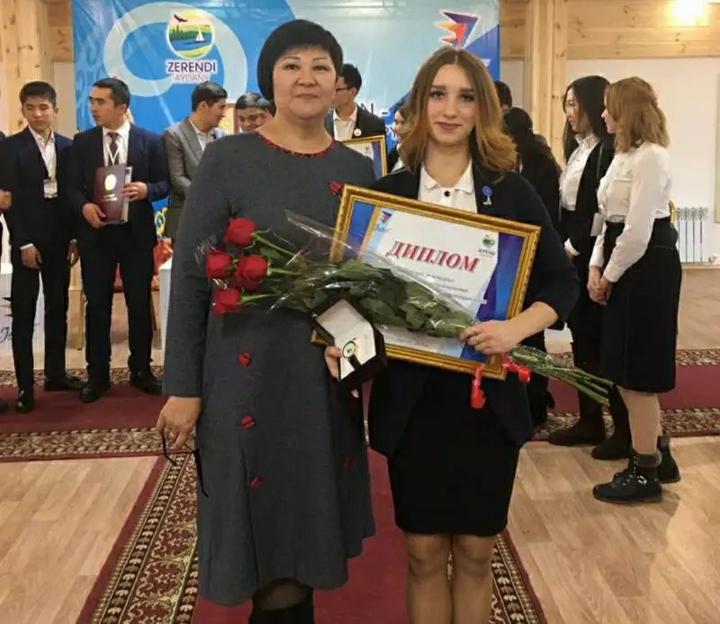 Алена Малькова-Солопова со своим преподавателем, фото - Новости Zakon.kz от 17.10.2023 12:09