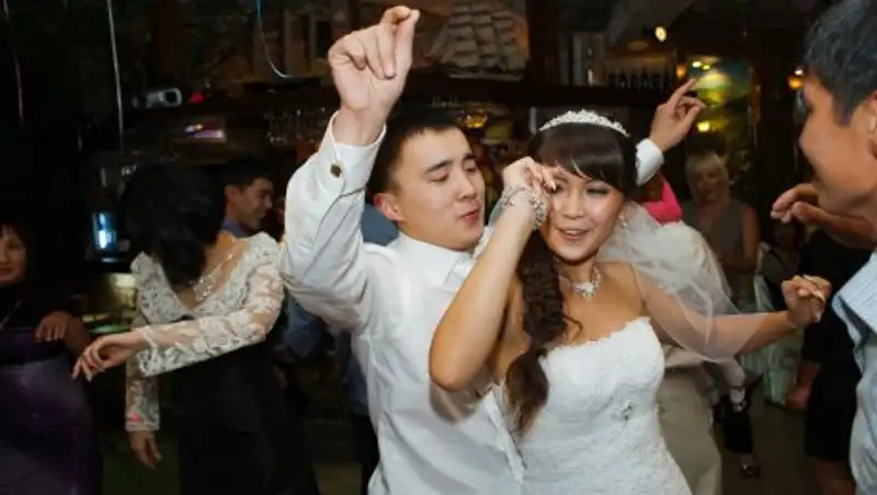 Жених шокировал гостей своим поступком на свадьбе - видео - , Sputnik Казахстан