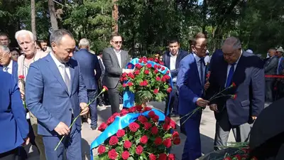 цветы, памятник, репрессии, фото - Новости Zakon.kz от 31.05.2023 12:20