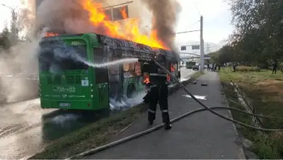В Алматы сгорел автобус, фото - Новости Zakon.kz от 06.09.2022 09:16