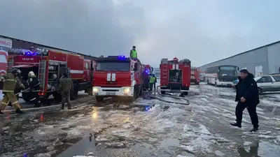 В Алматы горит барахолка