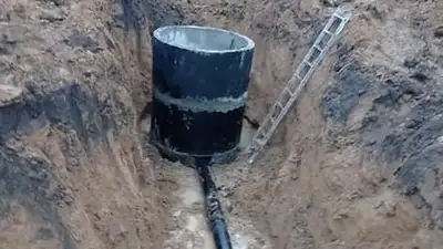 Раскопанная земля для прокладки водопровода