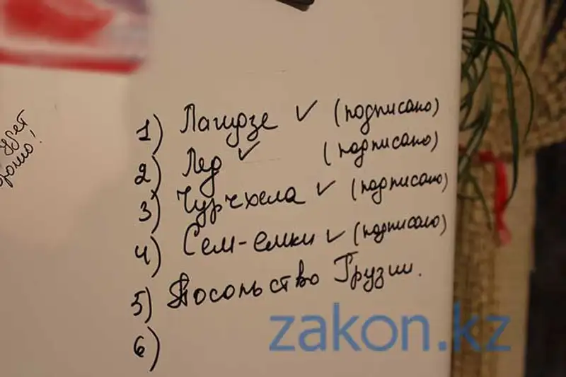 В Алматы в частном доме готовили к продаже нелегальные просроченные лимонад и чурчхелу, фото - Новости Zakon.kz от 05.12.2013 16:52