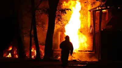 При пожаре частного дома в городе Шу погибло два ребенка, фото - Новости Zakon.kz от 03.12.2022 12:41