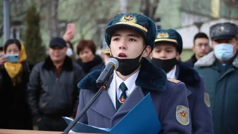 Воспитанник «Жас Ұлан» приносит клятву, фото - Новости Zakon.kz от 24.12.2021 18:47