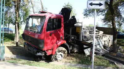 Грузовик с бордюрами устроил ДТП в Алматы, фото - Новости Zakon.kz от 21.08.2023 17:34