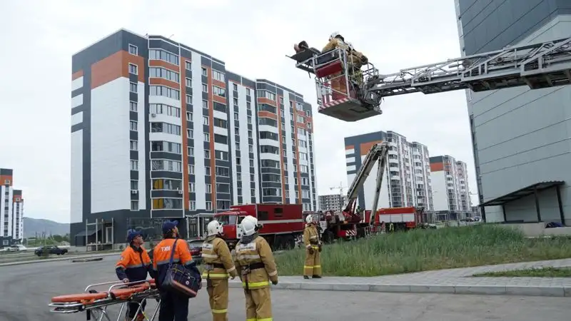 Почему жители многоэтажки в Усть-Каменогорске выпрыгивали из окон, объяснили в ДЧС, фото - Новости Zakon.kz от 08.08.2023 02:05