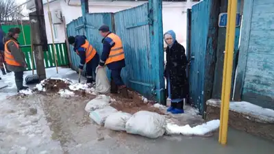 В Уральске и Аксае талыми водами затопило улицы и дворы, фото - Новости Zakon.kz от 01.03.2023 11:18