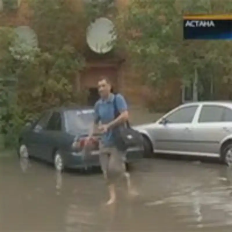 В Астане улицы превратились в полноводные реки, фото - Новости Zakon.kz от 30.07.2013 16:14