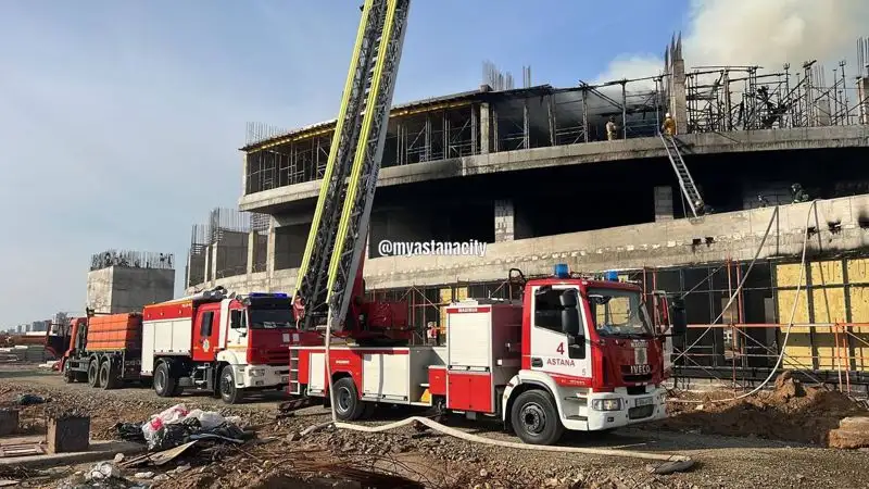 Крупный пожар тушат в столичной новостройке, фото - Новости Zakon.kz от 04.10.2023 15:36