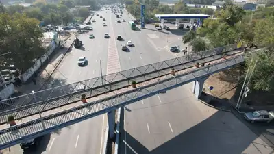 Ерболат Досаев ознакомился с ходом ремонта пешеходного моста по проспекту Райымбека, фото - Новости Zakon.kz от 19.10.2023 17:08