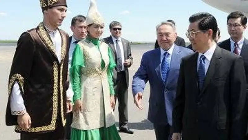 Н. Назарбаев встретил Председателя КНР Ху Цзиньтао,, фото - Новости Zakon.kz от 13.06.2011 15:15