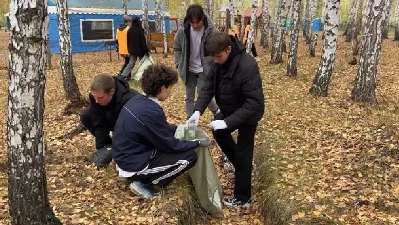 Студенты Петропавловска собрали почти тонну мусора в Мещанском лесу