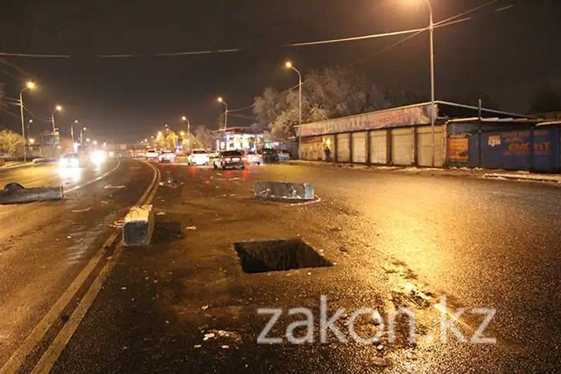 В Алматы Тойота «без водителя» врезалась в бетонное ограждение (фото), фото - Новости Zakon.kz от 21.11.2013 15:56