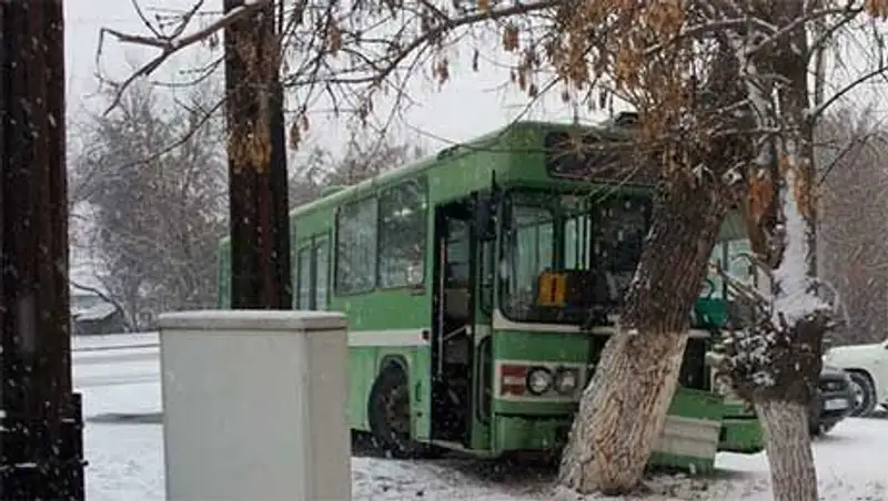 В Усть-Каменогорске автобус с пассажирами врезался в дерево