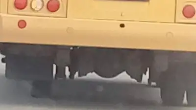 Школьный автобус без одного колеса возит детей в Атырауской области , фото - Новости Zakon.kz от 22.09.2023 04:19