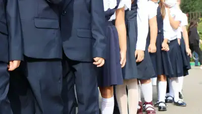 Единую форму будут носить алматинские школьники, фото - Новости Zakon.kz от 28.07.2022 17:59