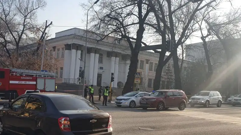 В центре Алматы экстренно эвакуировали школьников, фото - Новости Zakon.kz от 28.12.2022 12:09