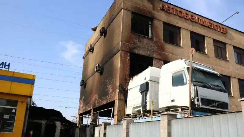 Здание с магазинами по продаже автозапчастей загорелось в Алматы, фото - Новости Zakon.kz от 16.09.2022 18:11