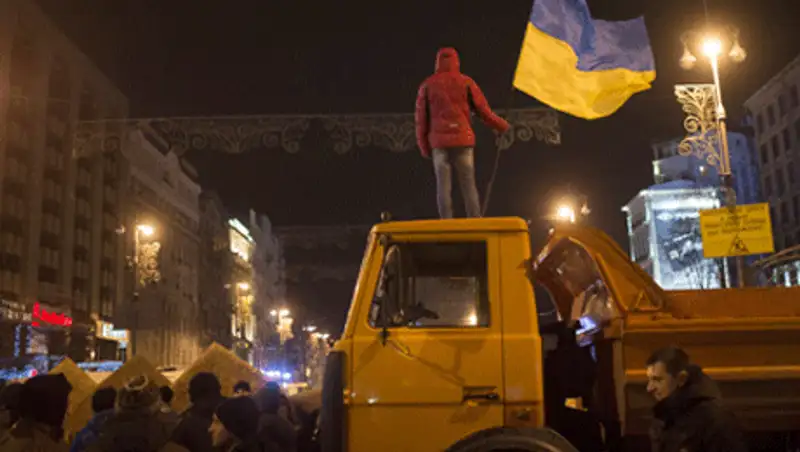 В Киеве демонстранты взяли в осаду здание Кабмина, фото - Новости Zakon.kz от 02.12.2013 18:14