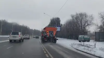 Для уборки снега на улицы Алматы вышло более 400 единиц техники, фото - Новости Zakon.kz от 09.12.2022 11:22