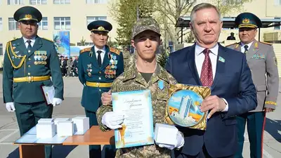 Огнеборца в Караганде наградили медалью "Ерлігі үшін", фото - Новости Zakon.kz от 12.05.2023 23:02