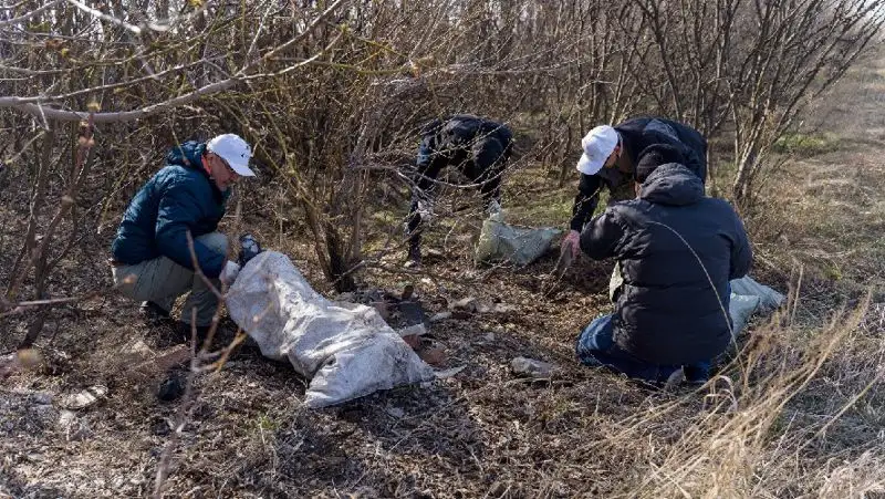 уборка мусора, фото - Новости Zakon.kz от 25.04.2022 13:53