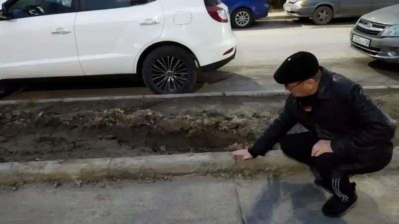 Порыв канализационных труб в Атырау, канализационные колодцы в Атырау, микрорайон , фото - Новости Zakon.kz от 07.11.2023 16:17