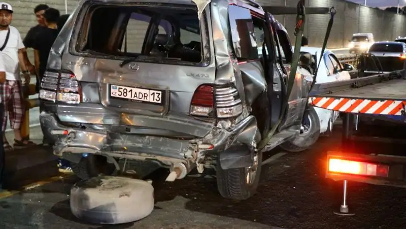 Бетономешалка протаранила 4 автомобиля в Алматы, фото - Новости Zakon.kz от 19.07.2022 22:29