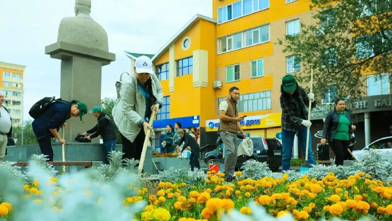 В Актобе стартовал осенний двухмесячник по саночистке и благоустройству города