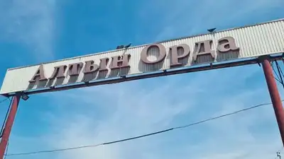 Очередной конфликт в "Алтын Орда": торговцы набросились на представителя администрации , фото - Новости Zakon.kz от 16.09.2023 18:46