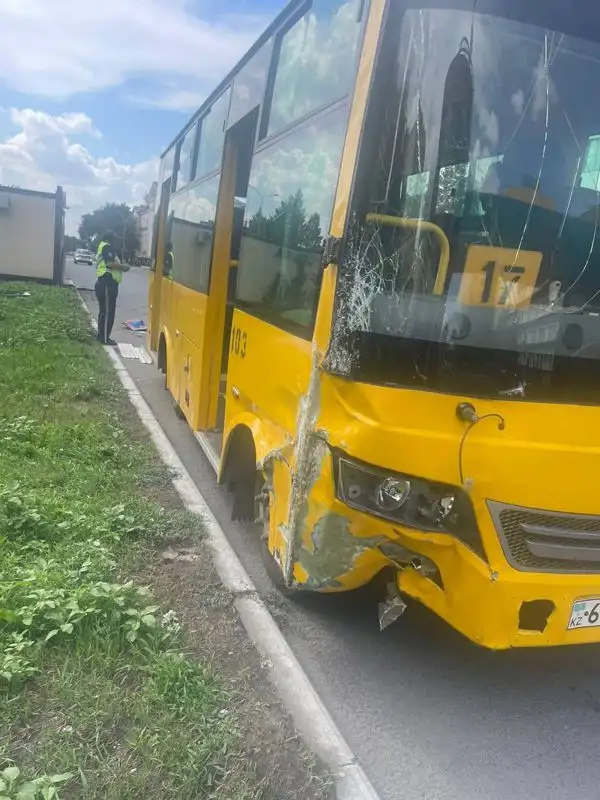 Автобус врезался в модульный пост полиции в Семее, фото - Новости Zakon.kz от 09.08.2023 17:10