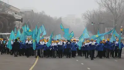 флаг Казахстана, люди , фото - Новости Zakon.kz от 10.08.2012 16:01