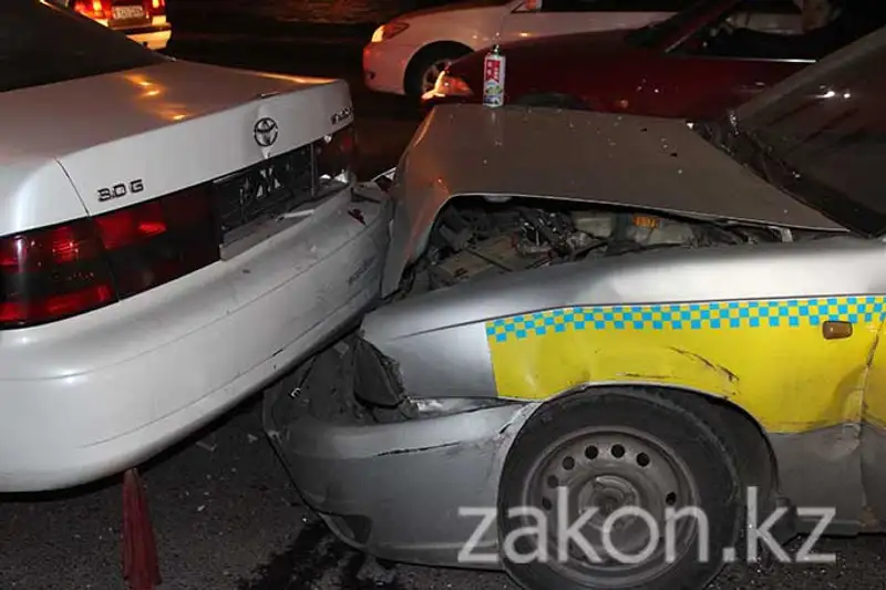 ДТП с участием пяти авто произошло в Алматы (фото), фото - Новости Zakon.kz от 03.12.2013 20:32