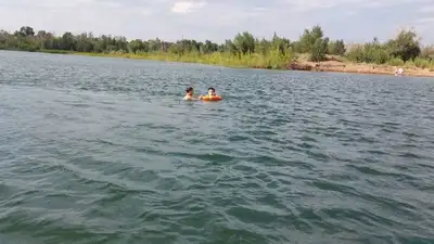Двух тонущих в пруду детей спас мужчина в Абайской области 
