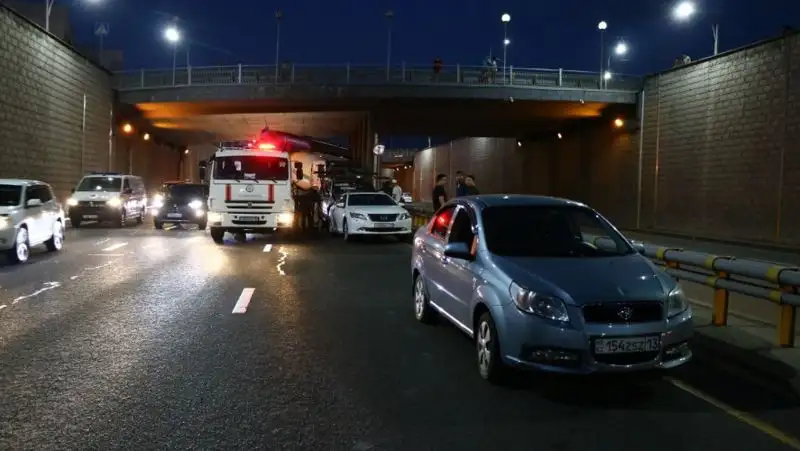 Бетономешалка протаранила 4 автомобиля в Алматы, фото - Новости Zakon.kz от 19.07.2022 22:29