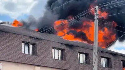 В Актобе из детского сада эвакуировали 40 человек из-за крупного пожара, фото - Новости Zakon.kz от 07.08.2023 22:06