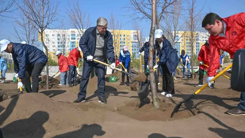 Токаев принял участие в субботнике