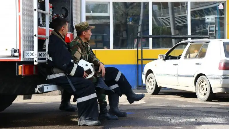 Здание с магазинами по продаже автозапчастей загорелось в Алматы, фото - Новости Zakon.kz от 16.09.2022 18:11