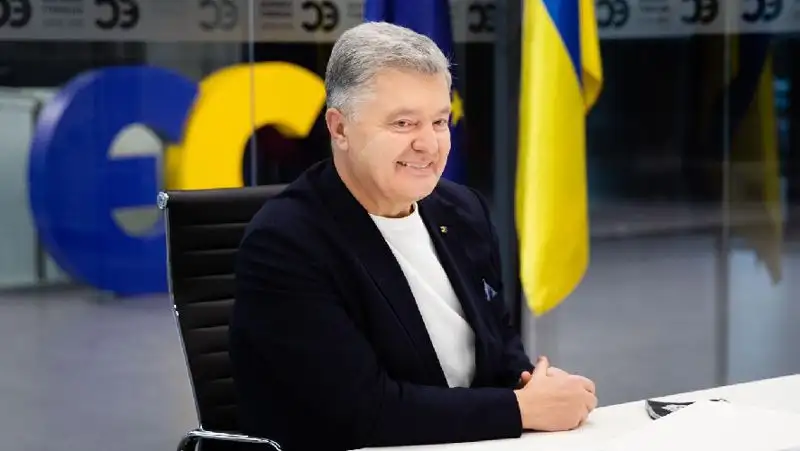 Порошенко покинул Украину, когда ему попытались вручить повестку на допрос