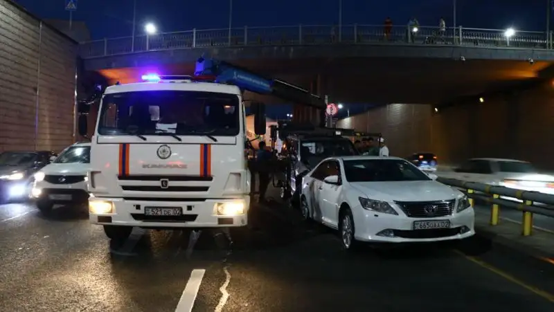 Бетономешалка протаранила 4 автомобиля в Алматы, фото - Новости Zakon.kz от 19.07.2022 22:29