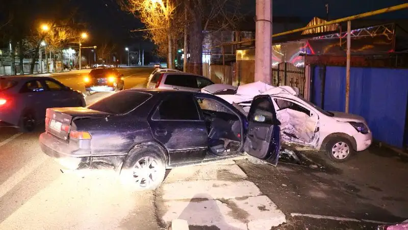 ДТП Алматы Chevrolet Cobalt, фото - Новости Zakon.kz от 09.03.2022 06:28