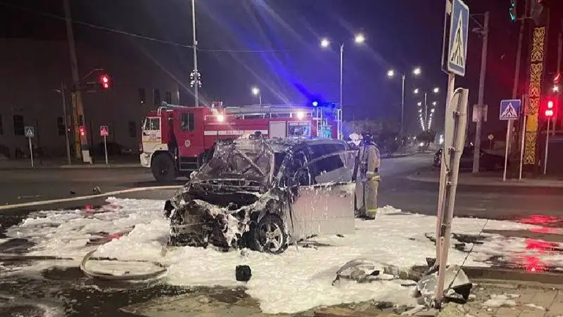 В Атырау сгорела Toyota после столкновения с Mazda, фото - Новости Zakon.kz от 11.10.2022 12:27