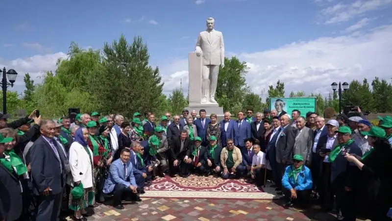 В Баканасе открыли памятник Динмухамеду Кунаеву