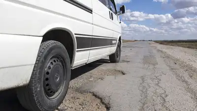 Недавно отремонтированная дорога разрушается в Таразе, фото - Новости Zakon.kz от 14.06.2023 11:26