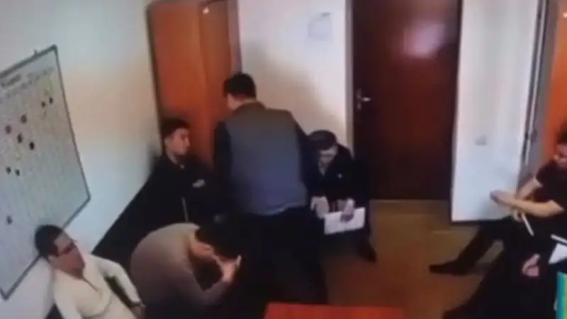 Появилось видео реакций казахстанцев на смену часового пояса