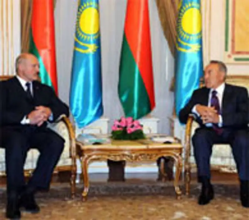 Нурсултан Назарбаев и Александр Лукашенко, фото - Новости Zakon.kz от 25.05.2011 15:32
